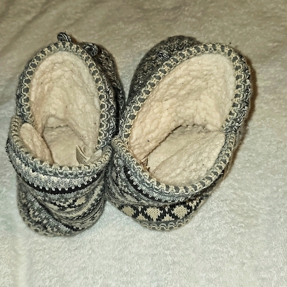 A la mode gray shimmery Slippers Booties Geometric Fleece fits Size 5 To 6. - Picture 8 of 10